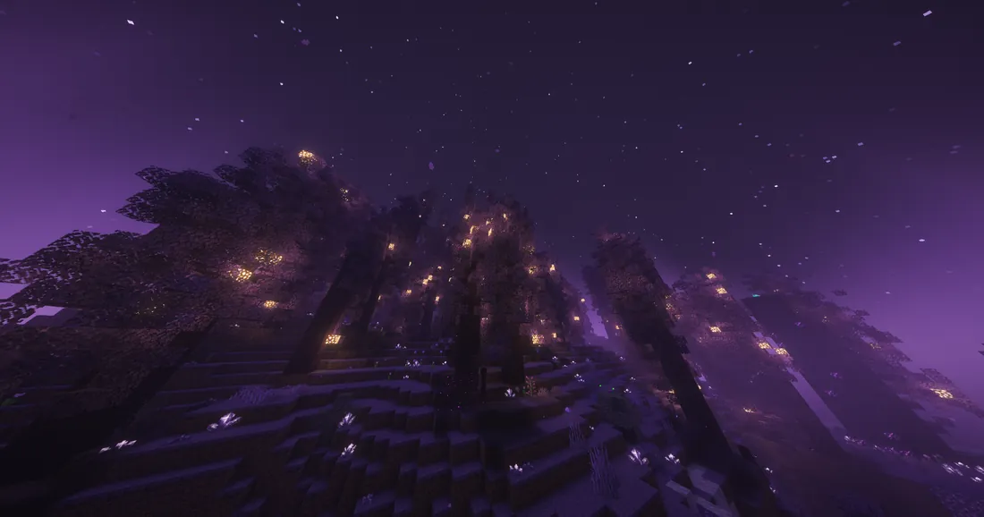 Un bosque morado del End de noche: árboles altos con luces cálidas entre las copas y cristales brillando en el suelo